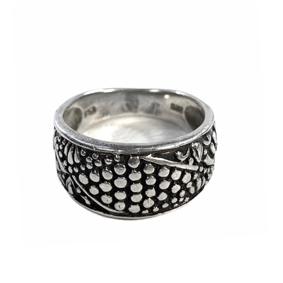 Sterling Silver Jewelry - STERLING SILVER .925 Band Ring With Detail